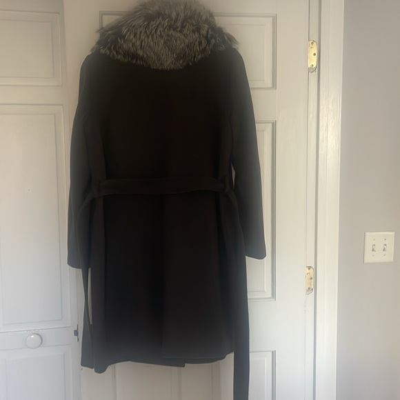 Elie Tahari Size L with real fur collar. - Picture 4 of 6